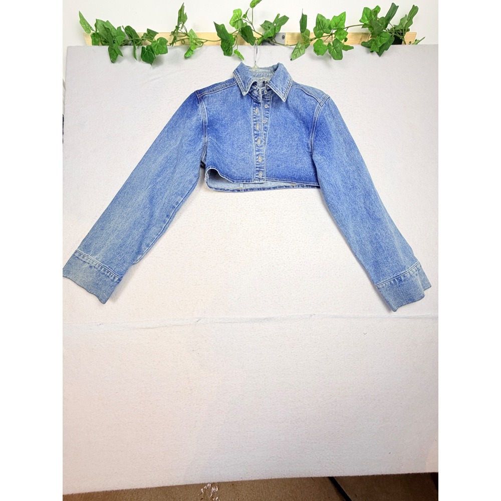PrettyLittleThing Cropped Denim Jacket Raw Hem Button Down Size 6 Medium Wash